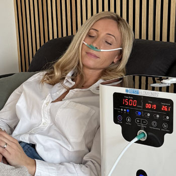 Anwendung H2Star Wasserstoff-/ Browns Gas-Inhalator Frau Anwendung H2Star Wasserstoff-/ Browns Gas-Inhalator Frau