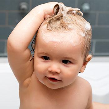 Baby in Badewanne