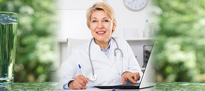 Ärztin und Wasserglas