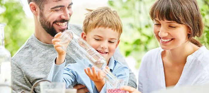 Familie mit Wasserflasche
