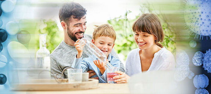 Familie mit reinem Trinkwasser und Wasserfilter