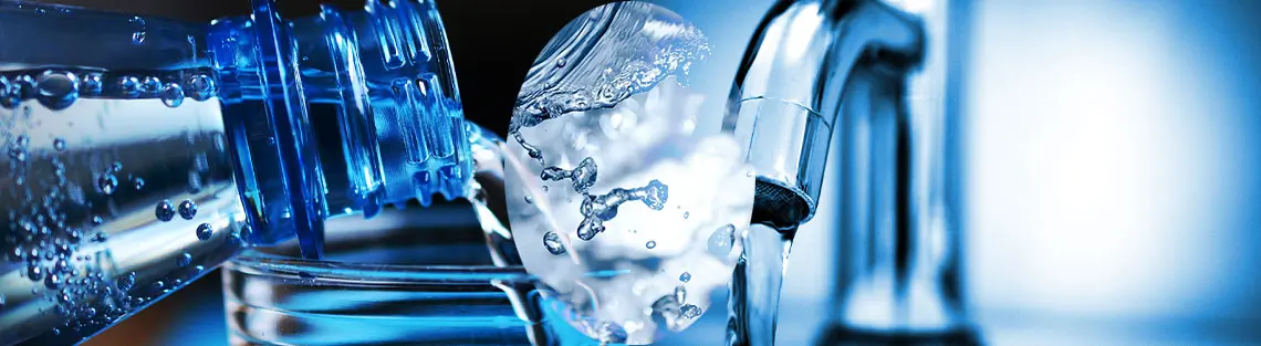 Comparación de agua del grifo vs agua mineral, microplásticos, enfermedades causadas por botellas de plástico