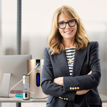 Frau im Büro mit Wasserstoffinhalator und Wasserstoffbooster