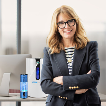 Frau im Büro mit Wasserstoffinhalator und Wasserstoffbooster Frau im Büro mit Wasserstoffinhalator und Wasserstoffbooster