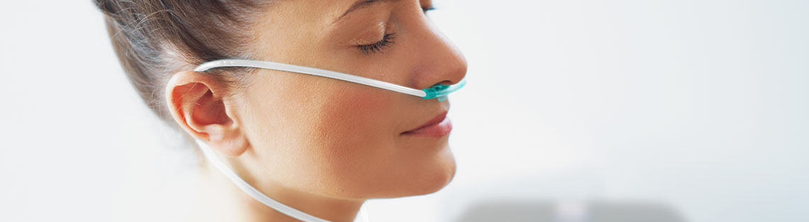 Biohacking: Frau inhaliert Wasserstoff
