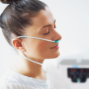 Biohacking: Frau inhaliert Wasserstoff