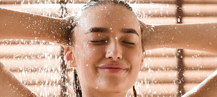 Frau unter Dusche mit Duschfilter
