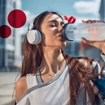 Junge Frau mit reinem Trinkwasser