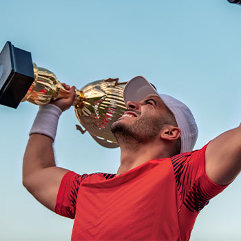 Leistungssport Sieger mit Pokal