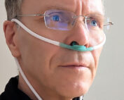 Mann inhaliert Wasserstoff