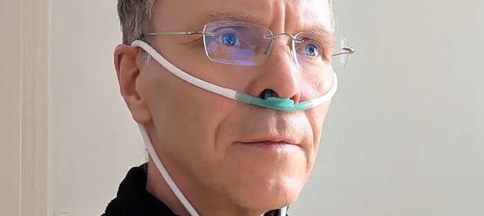 Mann inhaliert Wasserstoff