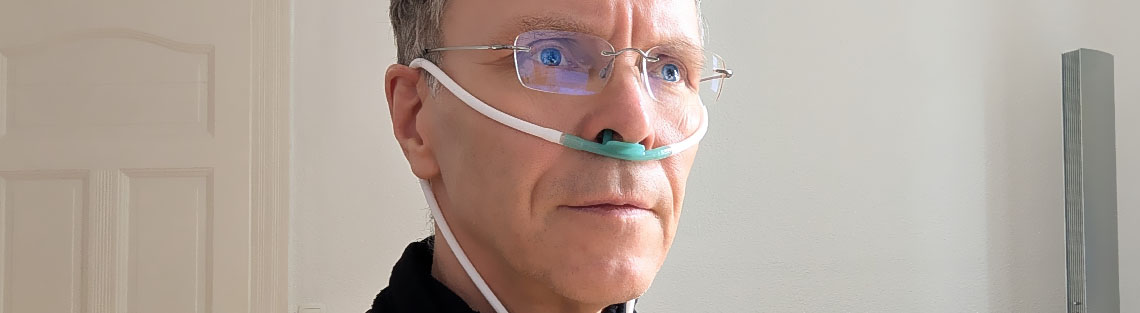 Mann inhaliert Wasserstoff