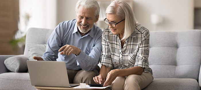 Mann und Frau Onlinesuche Laptop