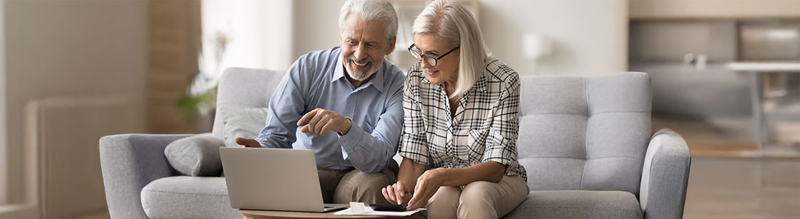 Mann und Frau Onlinesuche Laptop