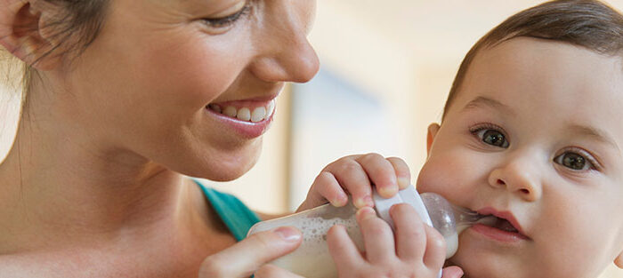 Mutter und Baby mit Flasche