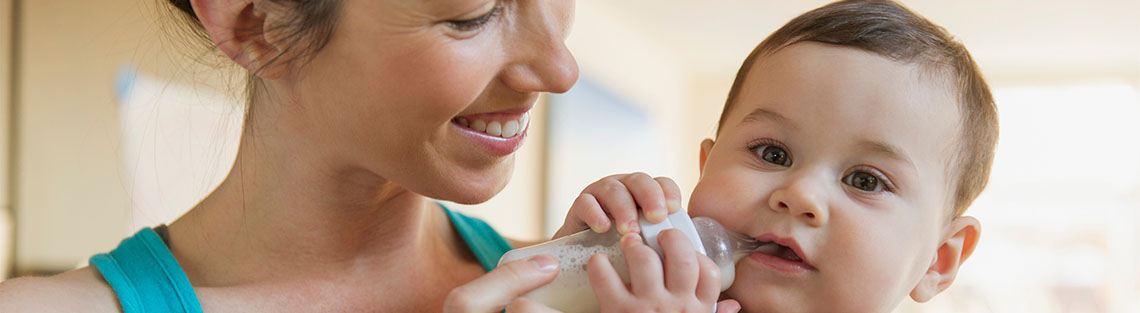 Mutter und Baby mit Flasche