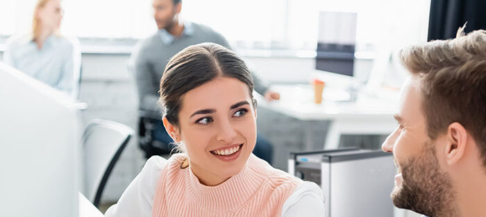 Personen mit Luftreiniger im Raum